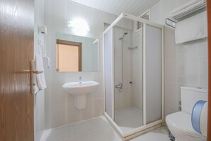 Standard-Einzelzimmer | Badezimmer | Dusche, Haartrockner, Handtücher