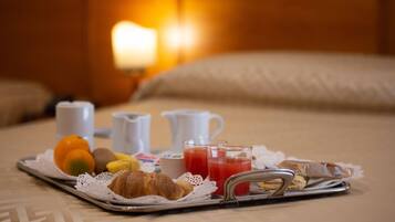 Hochwertige Bettwaren, Minibar, Zimmersafe, Schreibtisch