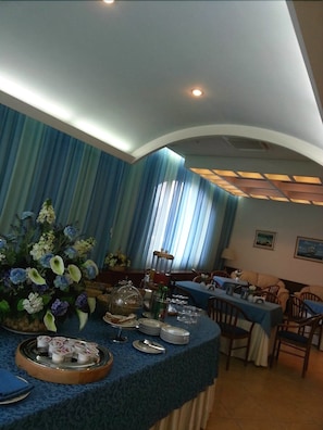 Free daily buffet breakfast  - Hotel Maddaloni (Casamarciano)