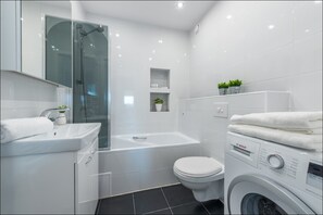 Departamento urbano, 2 habitaciones | Baño | Tina con regadera, amenidades de baño gratuitas, secadora de cabello 