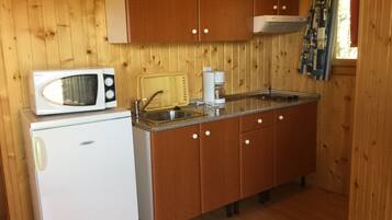 Bungalow, 2 habitaciones | Escritorio y ropa de cama