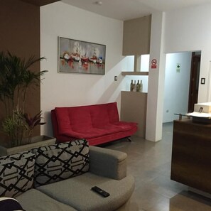 Lobby sitting area - Gazu Hostal (Chiclayo)