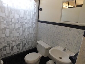 Shower, free toiletries, towels - Gazu Hostal (Chiclayo)