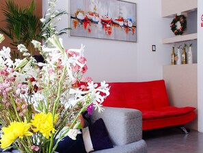 Lobby sitting area - Gazu Hostal (Chiclayo)