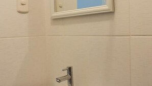Badkamer met wastafel