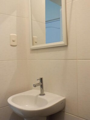 Bathroom sink - Gazu Hostal (Chiclayo)