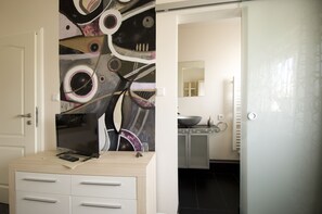 Yhden hengen comfort-huone | Kylpyhuone | Suihku, ilmaiset hygieniatuotteet, hiustenkuivaaja, pyyhkeet