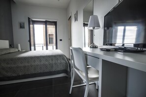 Bộ đồ giường cao cấp, minibar, bàn, phòng cách âm 