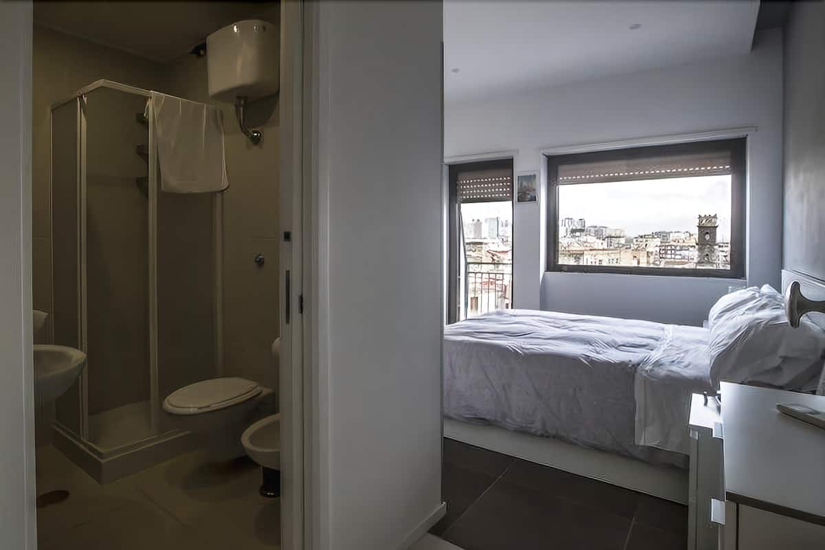 Premium bedding, minibar, desk, soundproofing