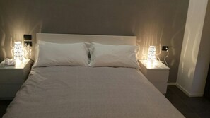 Bộ đồ giường cao cấp, minibar, bàn, phòng cách âm 