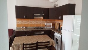 Apartment, 2 Bedrooms | Dapur peribadi | Pembancuh kopi/teh, peti sejuk/penyejuk beku saiz penuh 