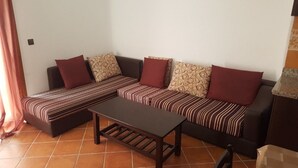 Apartment, 2 Bedrooms | Ruang tamu | TV Pintar 