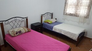 Apartment, 2 Bedrooms | 2 bilik tidur, langsir/tirai gelap terus, seterika/papan seterika 