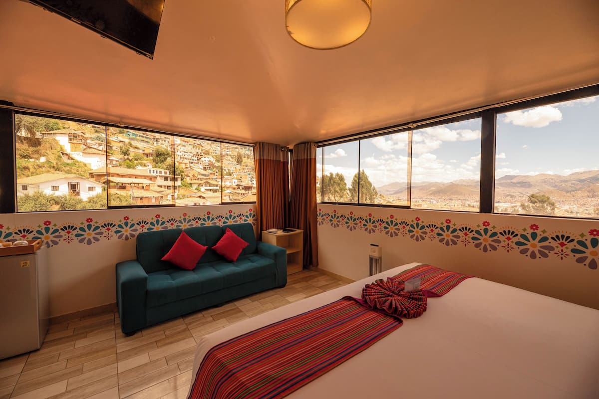 Junior kamer | Luxe beddengoed, een kluis op de kamer, een bureau, een laptopwerkplek