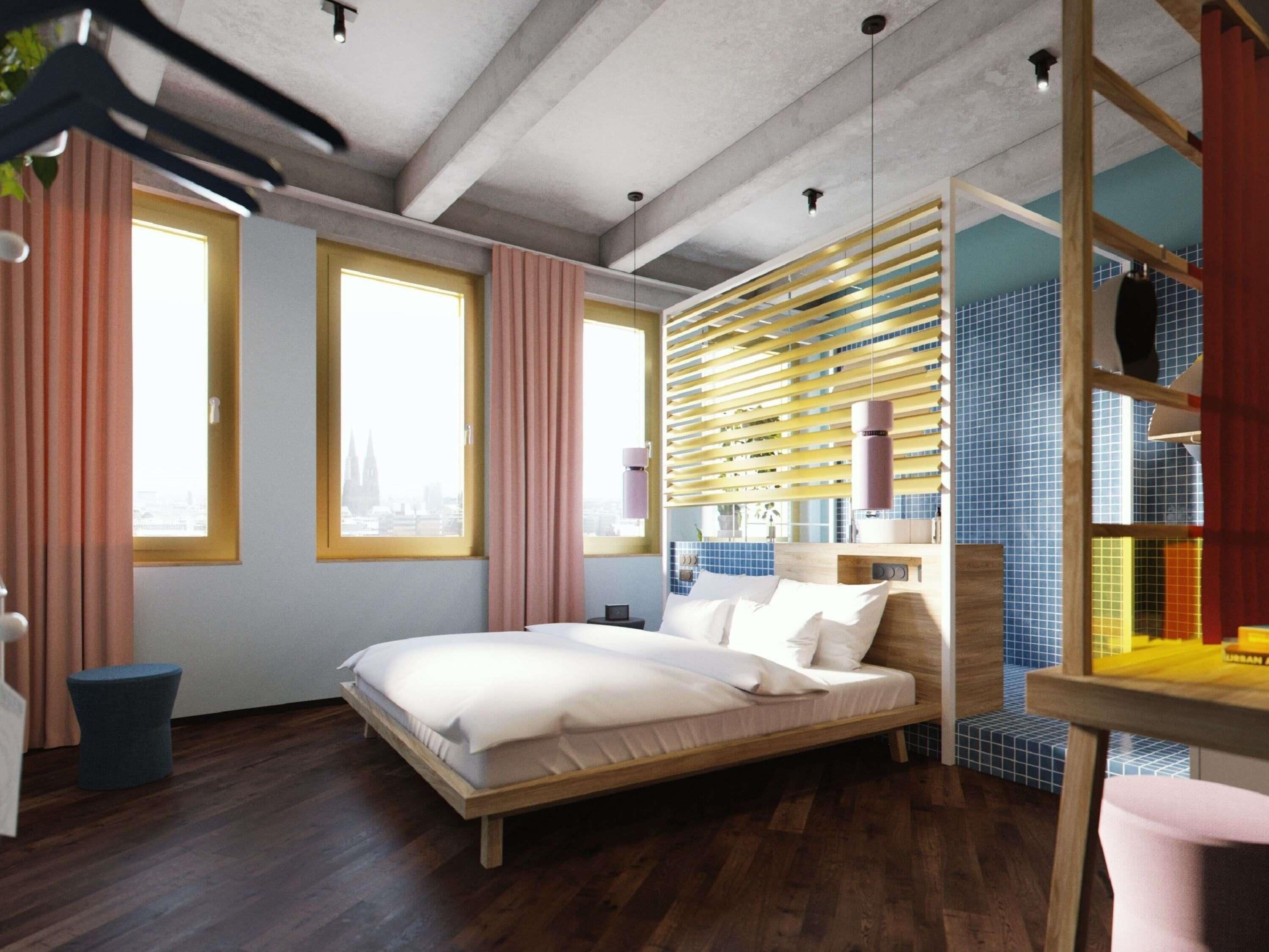 Un dormitorio moderno con cama, ventanas amplias, vista a la ciudad y un original separador de listones de madera.