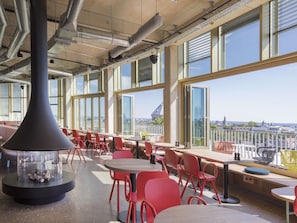 供应早餐、午餐和晚餐,中东菜