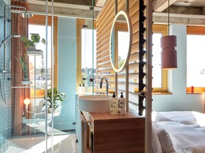 Large | Hypo-allergenic bedding available, minibar (free items), in-room safe - 25hours Hotel The Circle (Cologne)