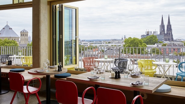 Un restaurante con vistas a una catedral y al paisaje urbano.