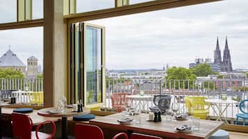 Breakfast, lunch, dinner served; Middle Eastern cuisine