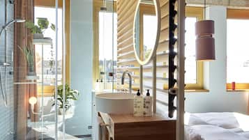 Large | Free minibar, in-room safe, desk, laptop workspace