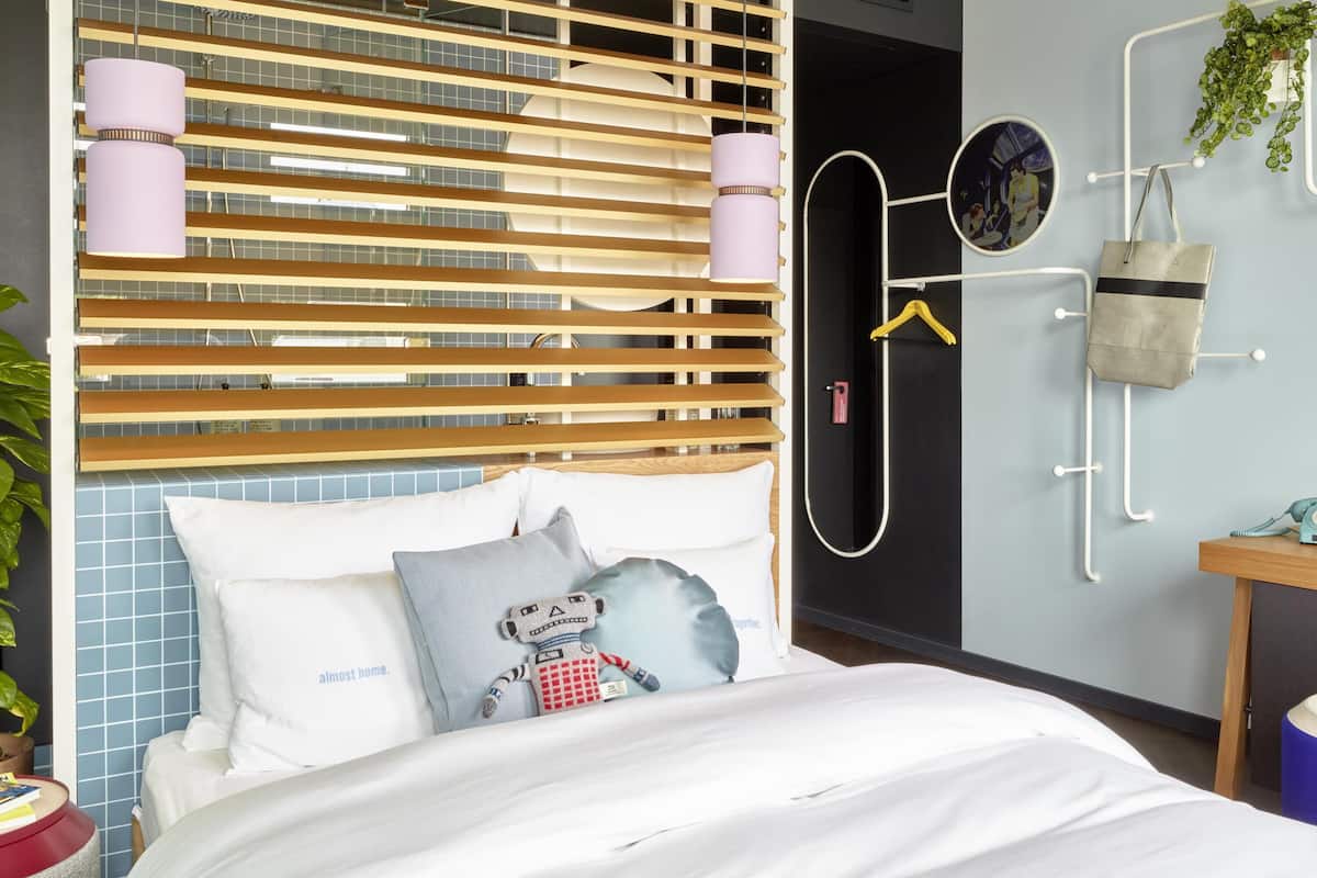 Medium Outer Circle | Minibar con artículos gratuitos, caja fuerte, escritorio