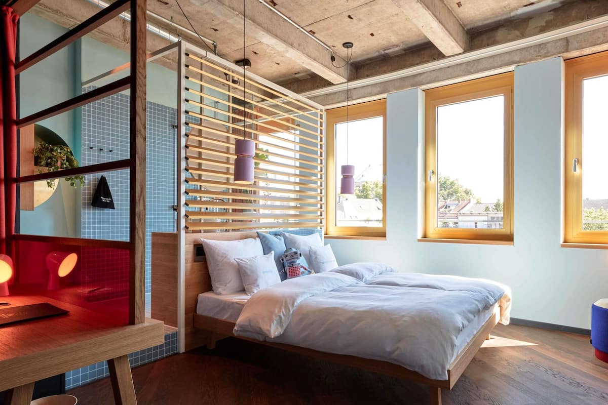 Large | Ropa de cama hipoalergénica y artículos del minibar gratis