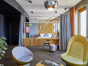 Gigantic | Kostenlose Minibar, Zimmersafe, Schreibtisch