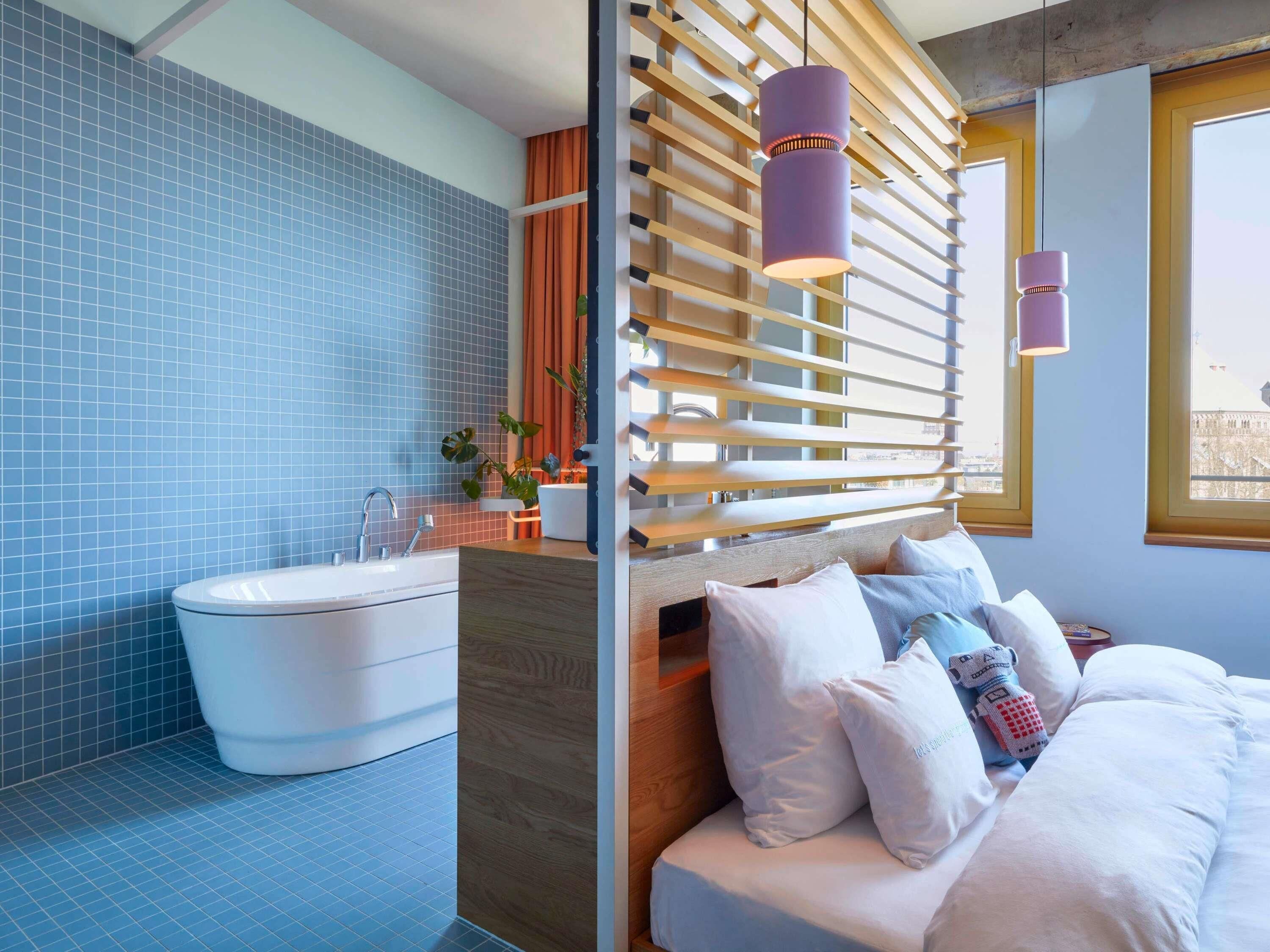 Gigantic | Hypo-allergenic bedding, free minibar, in-room safe, desk