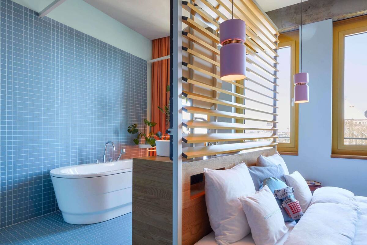 Gigantic | Badezimmer | Dusche, Regendusche, Designer-Toilettenartikel, Haartrockner