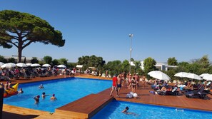 Una piscina al aire libre de temporada