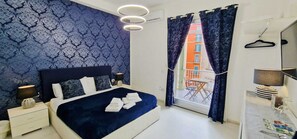 Minibar, desk, laptop workspace, soundproofing - Maschio Angioino Suite (Naples)
