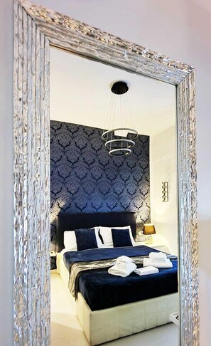 Deluxe Double Room (con terrazza) | Minibar, desk, laptop workspace, soundproofing - Maschio Angioino Suite (Naples)