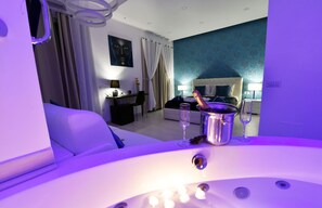 Suite (vasca idromassaggio con terrazza) | Minibar, desk, laptop workspace, soundproofing - Maschio Angioino Suite (Naples)