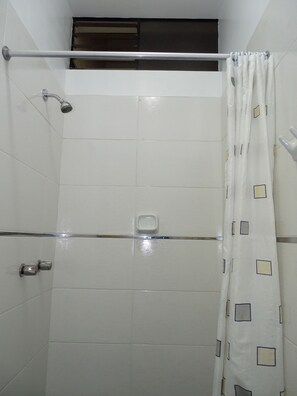 Shower, free toiletries, hair dryer, towels - Hotel Primavera (Chiclayo)