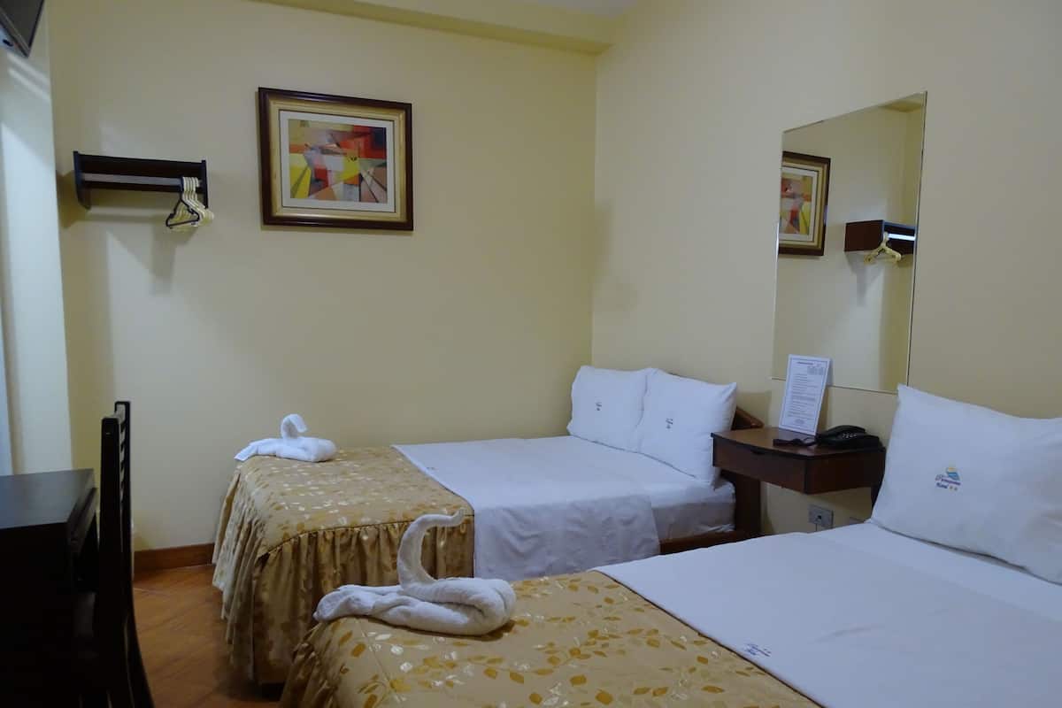 Twin Room | Peti besi dalam bilik, meja, Wi-fi percuma
