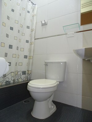 Shower, free toiletries, hair dryer, towels - Hotel Primavera (Chiclayo)