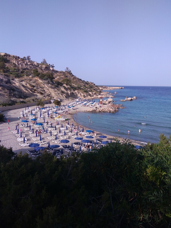 بالقرب من الشاطئ