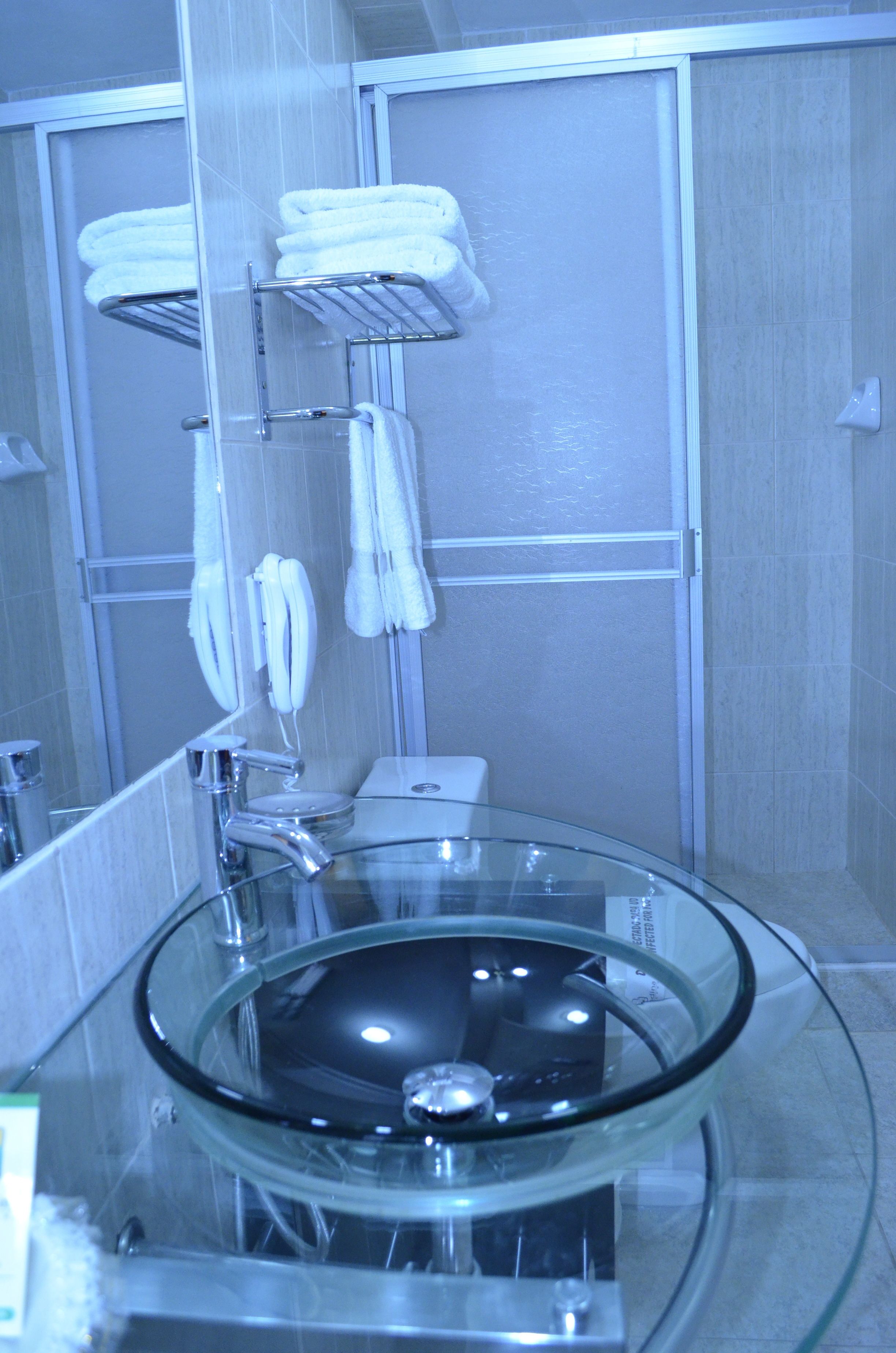 Dusche, kostenlose Toilettenartikel, Haartrockner, Handtücher