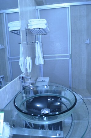 Pancuran mandi, kelengkapan dandanan diri percuma, pengering rambut 