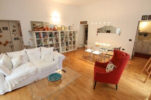 Appartement, 1 slaapkamer | Woonruimte | Flatscreentelevisie