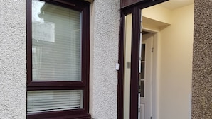 Property entrance - Dragon - Kestrel House 2 Bedroom Home (Clydebank)