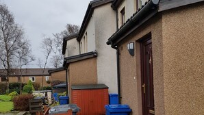 Property grounds - Dragon - Kestrel House 2 Bedroom Home (Clydebank)