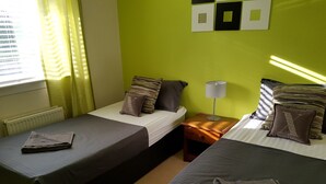 1 bedroom, iron/ironing board, free cots/infant beds, free WiFi - Dragon - Kestrel House 2 Bedroom Home (Clydebank)
