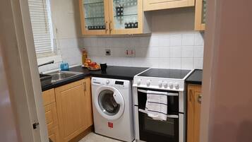 House, 2 Bedrooms | Private kitchen | Fridge, microwave, oven, stovetop