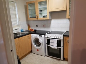 House, 2 Bedrooms | Private kitchen
