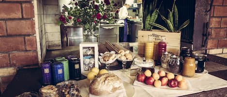 Free local cuisine breakfast