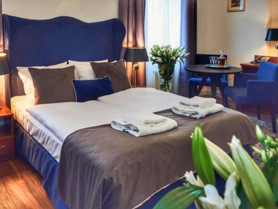 Premium bedding, desk, soundproofing, free WiFi