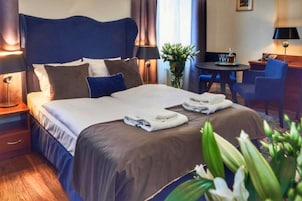 Premium bedding, desk, soundproofing, WiFi (free)