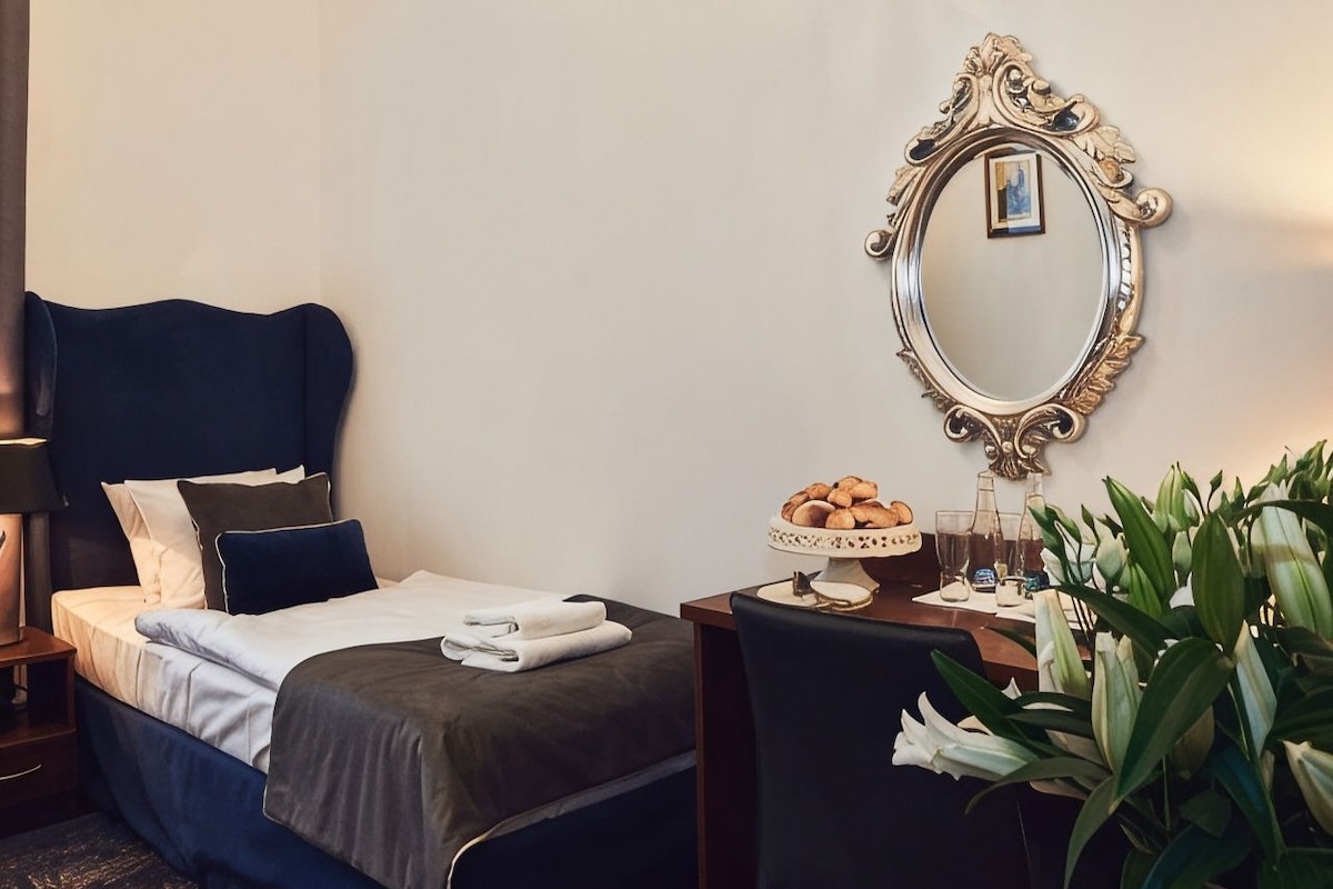 أغطية فراش متميزة ومكتب وتجهيزات عازلة للصوت وواي فاي مجانًا