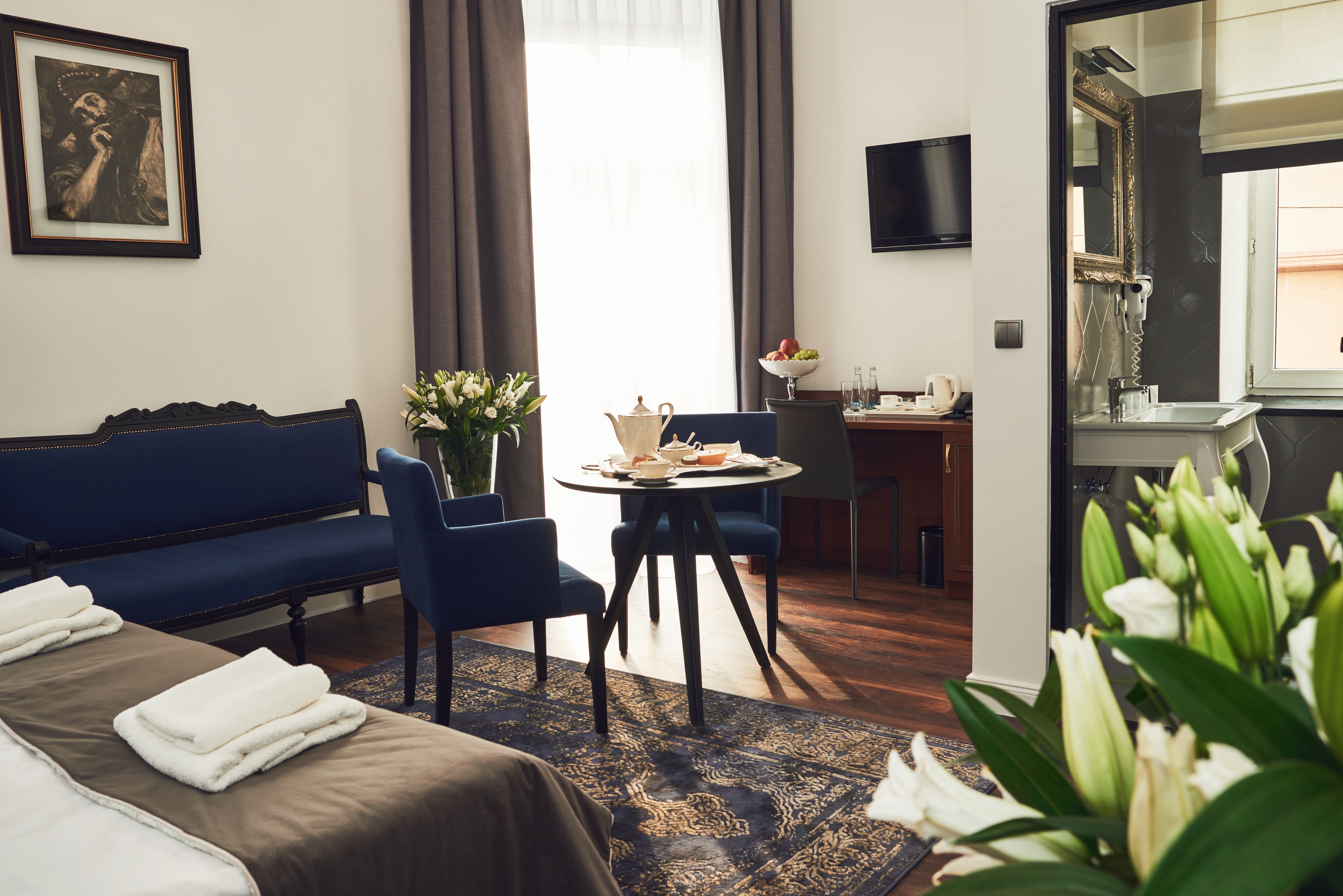 1 bedroom, premium bedding, desk, soundproofing